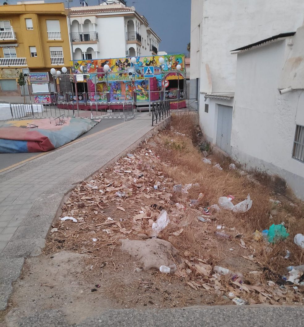El PSOE reclama la limpieza del solar abandonado en la Travesía de San Roque, frente a la plaza donde se celebran las fiestas del barrio de Las Angustias