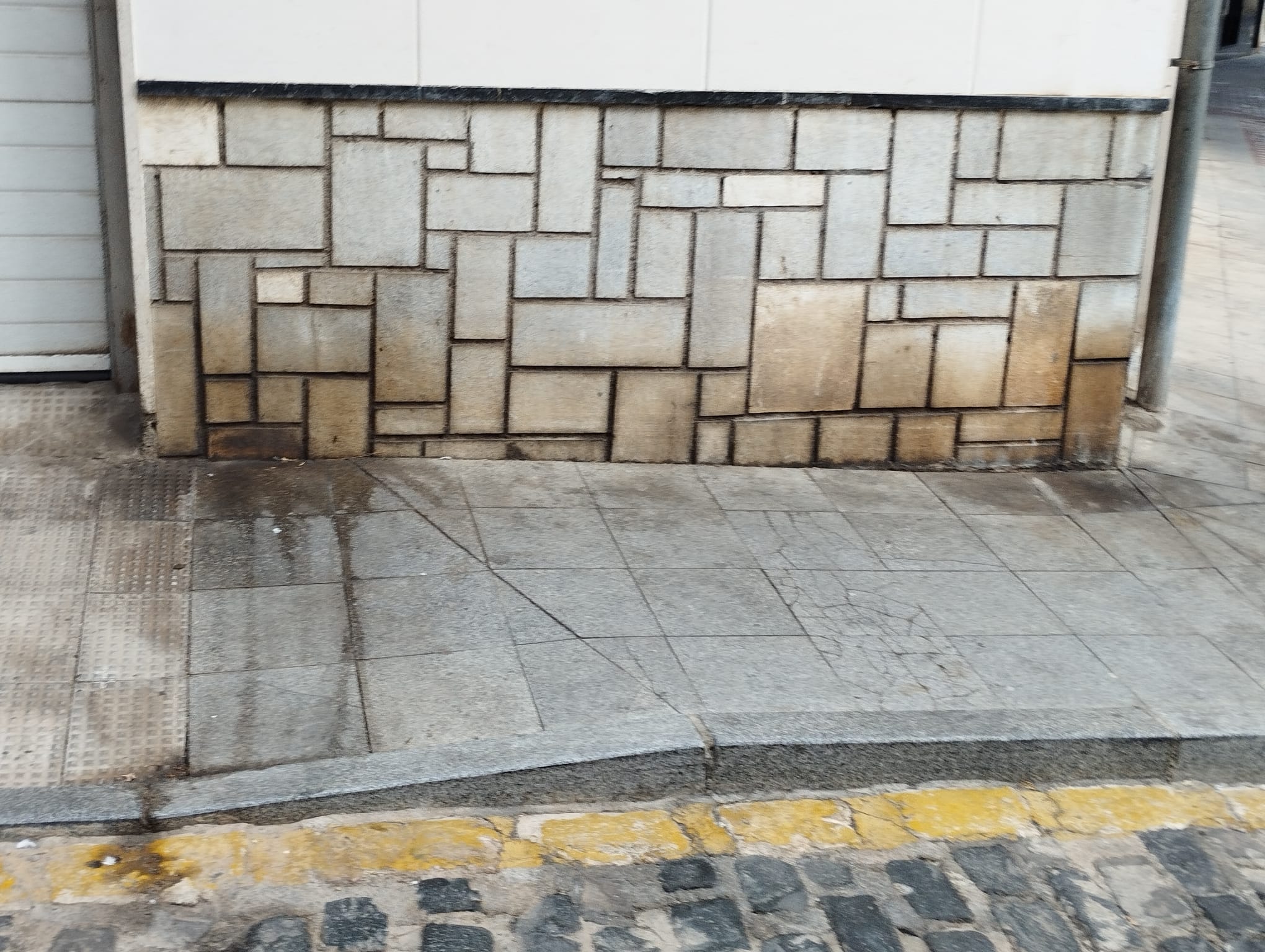 El PSOE advierte del abandono de la calle Cardenal Belluga, en pleno centro, donde se acumula suciedad y es necesario un buen baldeo