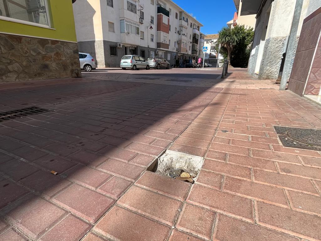 El PSOE traslada a Luisa García Chamorro una petición vecinal para que arregle un tramo del acerado de la calle Amura de Estribor, en Varadero, donde hay un agujero