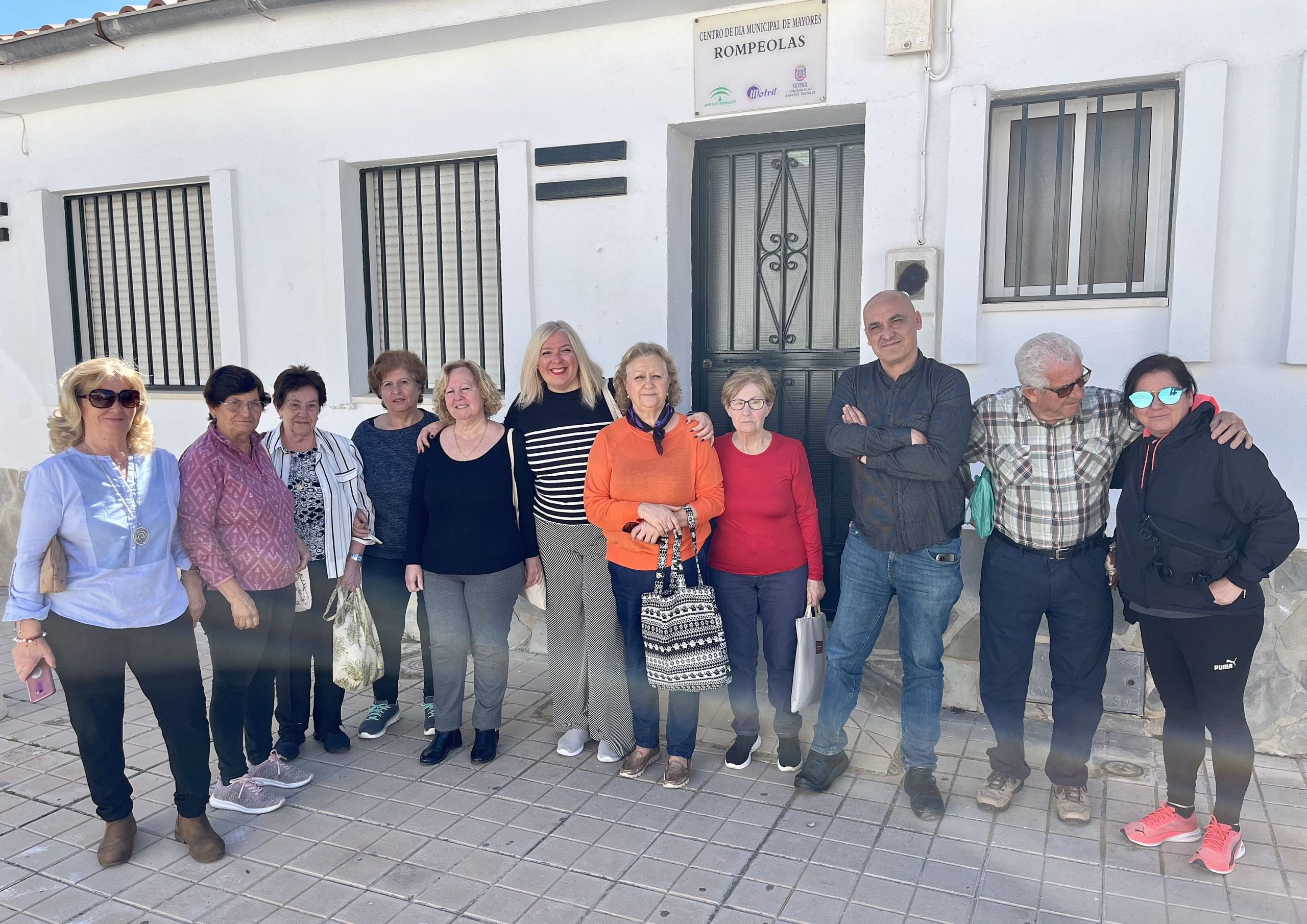 Flor Almón mantiene un encuentro con mayores del Centro ‘Rompeolas’ de Santa Adela, donde afirma que es preciso dedicar más recursos para talleres y para mejorar sus locales