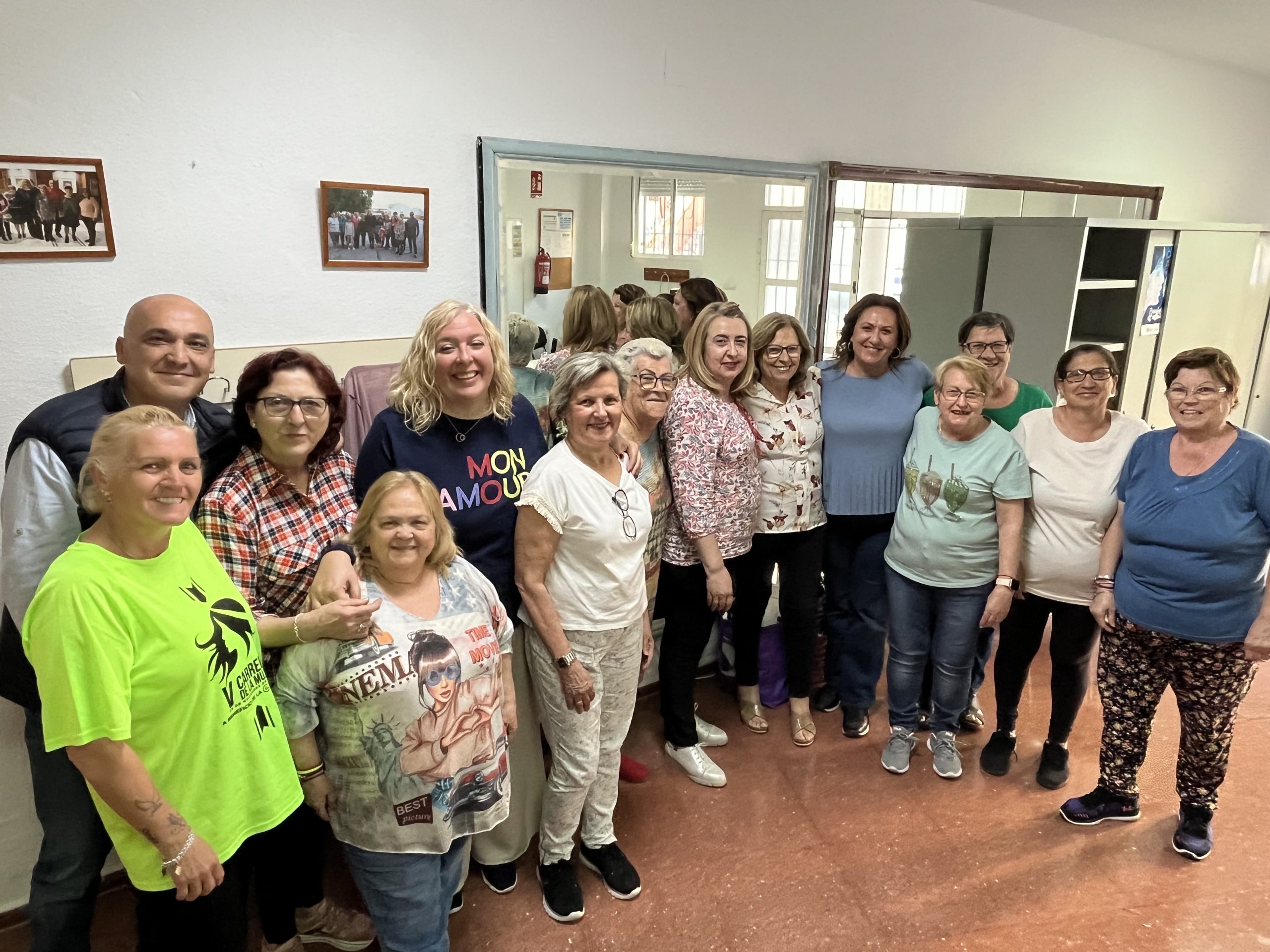 Flor Almón visita los Talleres de Adultos de Huerta Carrasco