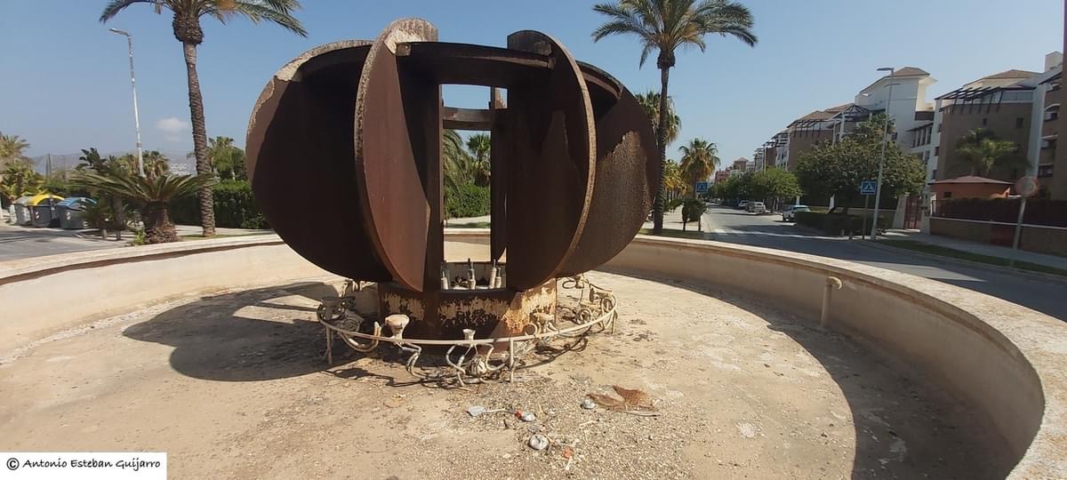 El PSOE alerta del deterioro y el abandono de varias fuentes en la zona de Playa Granada