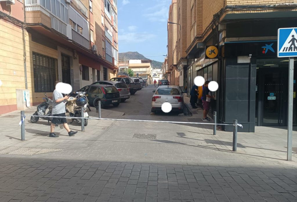 Coche en medio de la calle en barrio de la calle Ancha de Motril