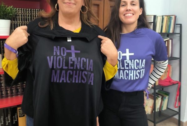 Menmi Sáez Y Valeria Ruiz muestran, en la sede del PSOE de Motril, las camisetas del partido de fútbol femenino contra la violencia machista